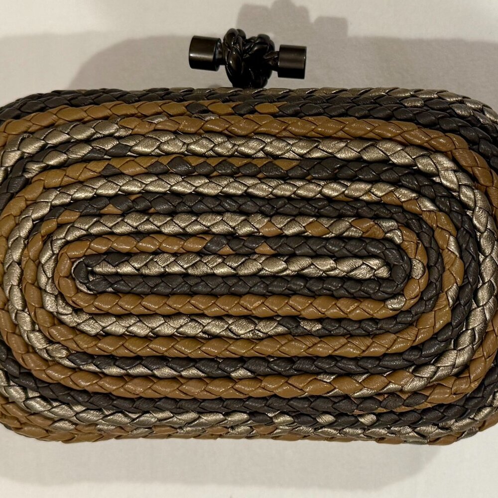 Small Knot Clutch
